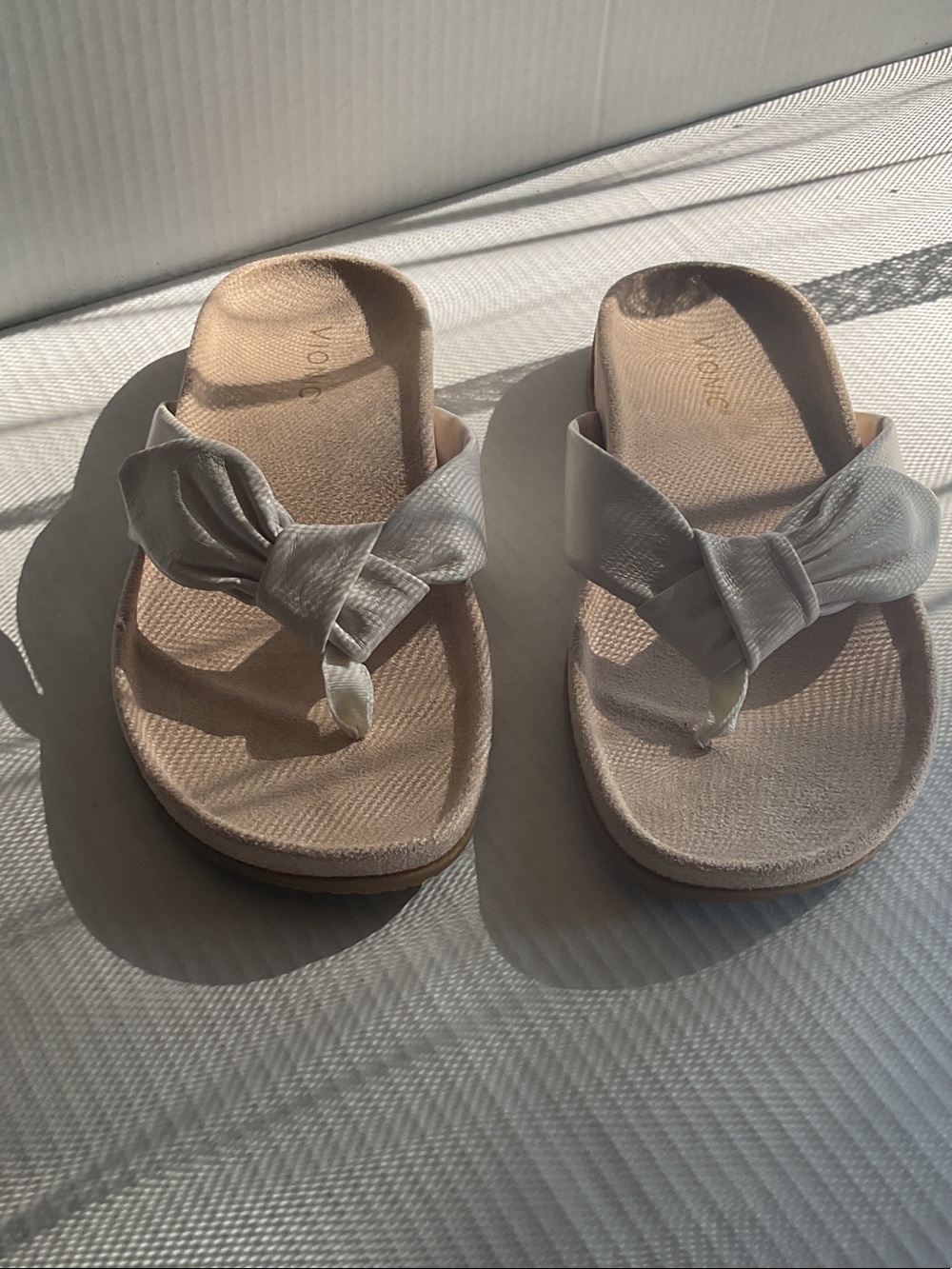 Vionic Women's Knotted Toe-Post Sandals in Light Beige